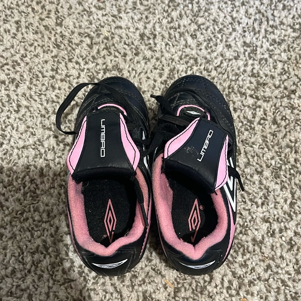 Umbro girls soccer spikes. Pink and black. Size 10. Good condition.